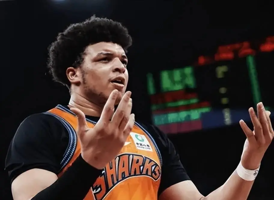 上海男篮进攻端依赖洛夫顿单一得分点恐影响季后赛前景