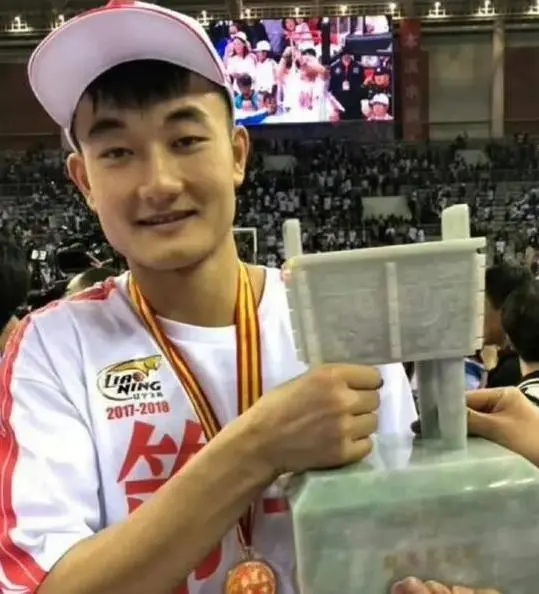 辽宁男篮功勋球员丛明晨宣布退役 结束与球队四年冠军征程