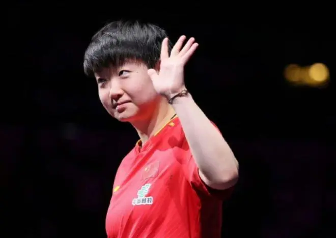 孙颖莎发球动作遭裁判判罚违规 乒乓球赛事规则争议引关注