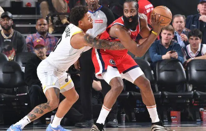 广东男篮三名球员表现低迷遭质疑 杜锋教练面露无奈球迷声援山东籍球员