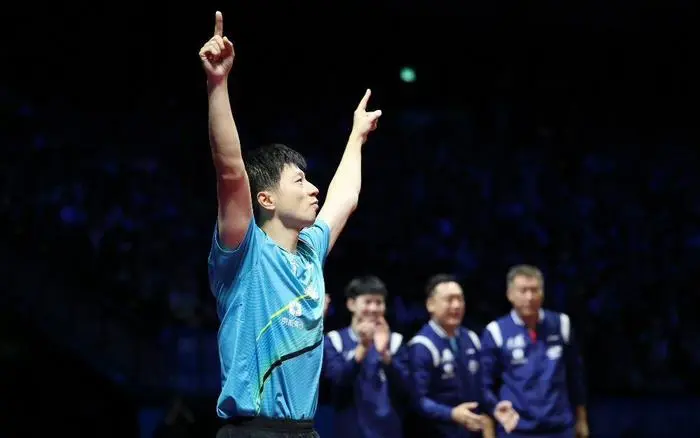 中国乒乓球选手马龙与许昕赛后拥抱 展现奥运精神与队友情谊