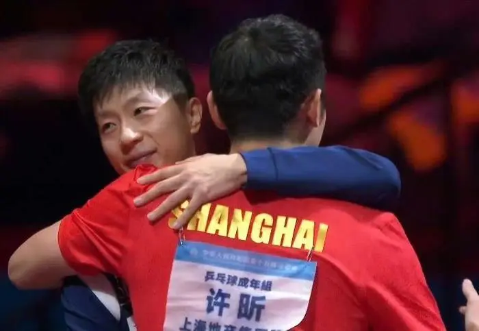 中国乒乓球选手马龙与许昕赛后拥抱 展现奥运精神与队友情谊