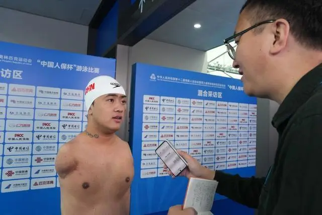 中国残特奥会游泳冠军袁伟译突破自我备战新赛事